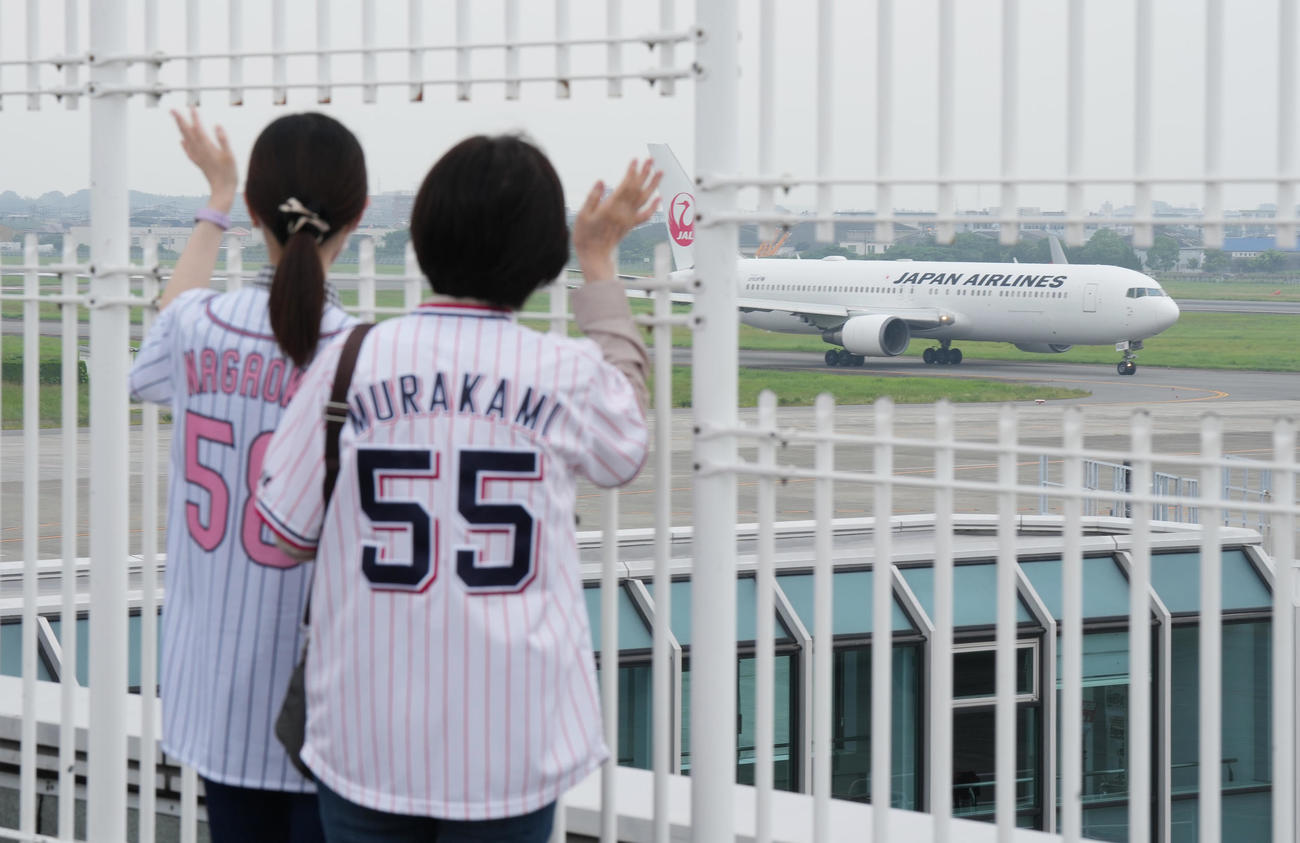 全セ対全パ　松山空港に着陸する選手を乗せたチャーター機を迎えるファン（撮影・菅敏）
