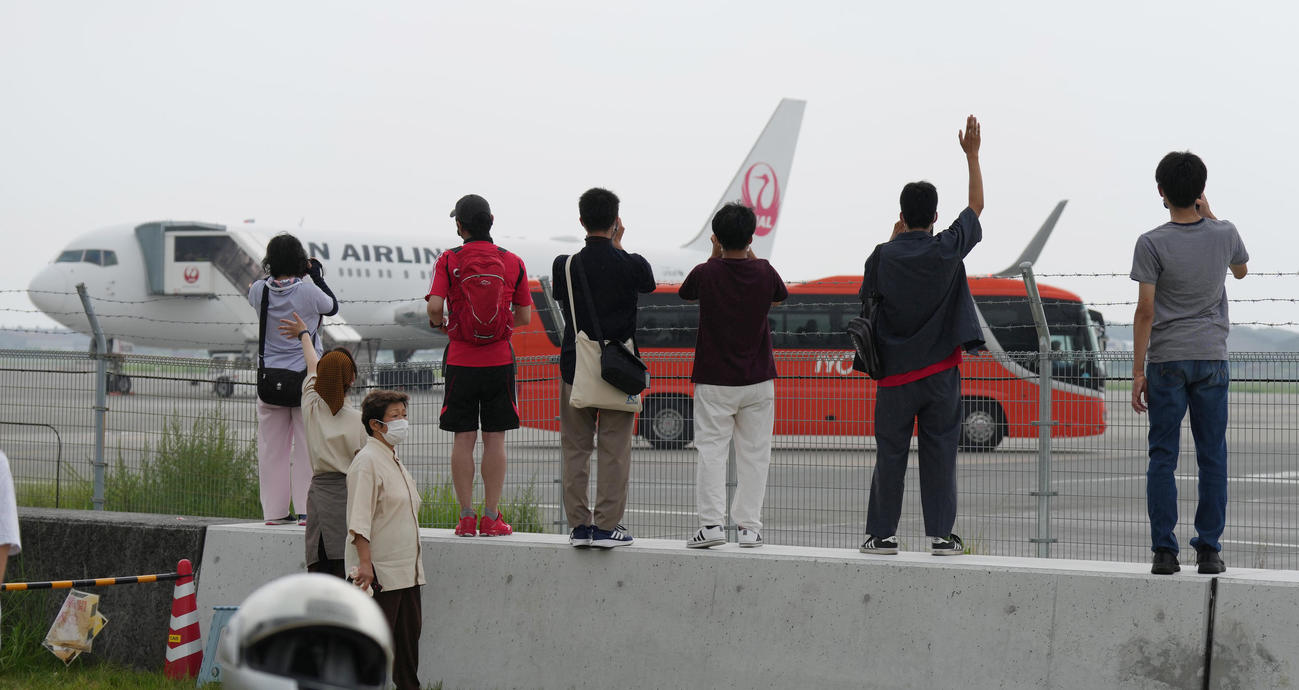 全セ対全パ　チャーター機で松山空港に到着し、移動する選手を乗せたバスに手を振るファン（撮影・菅敏）
