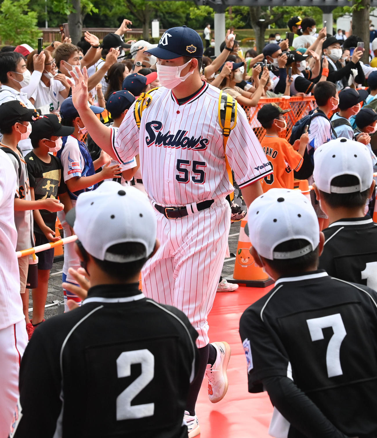 全セ対全パ　ファンの声援の中、レッドカーペットを歩くヤクルト村上（撮影・前岡正明）