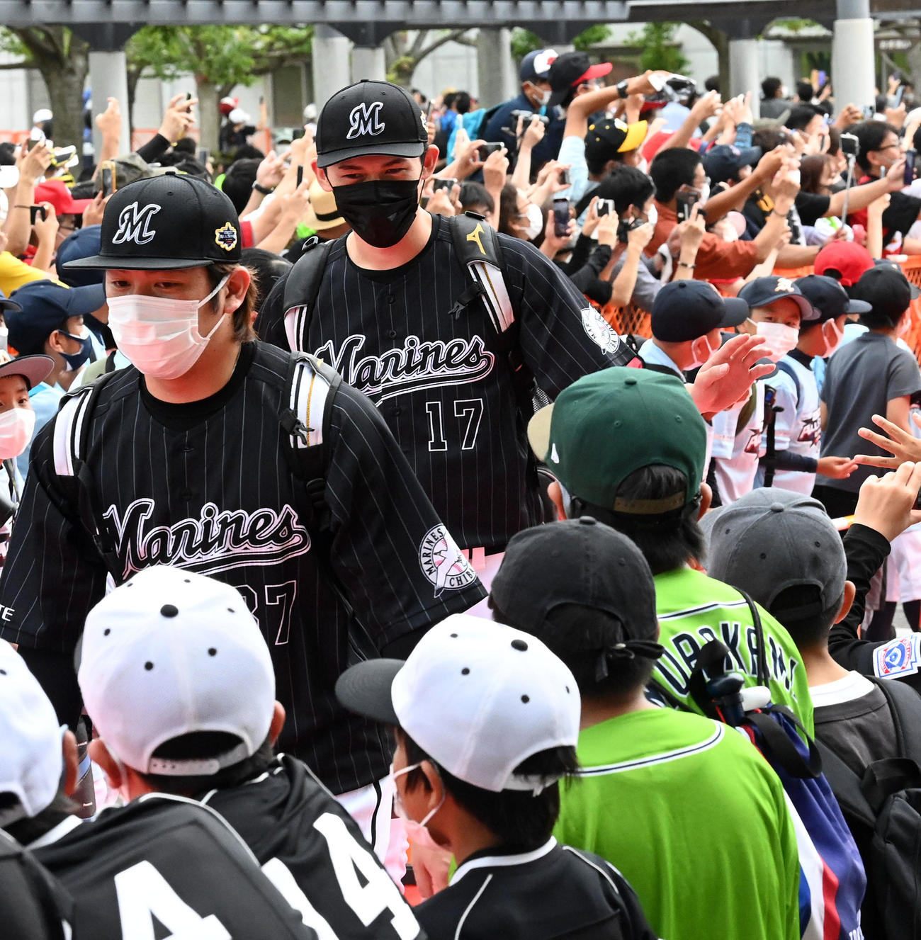 全セ対全パ　ファンの声援に応え笑顔で球場入りするロッテ佐々木朗（撮影・前岡正明）
