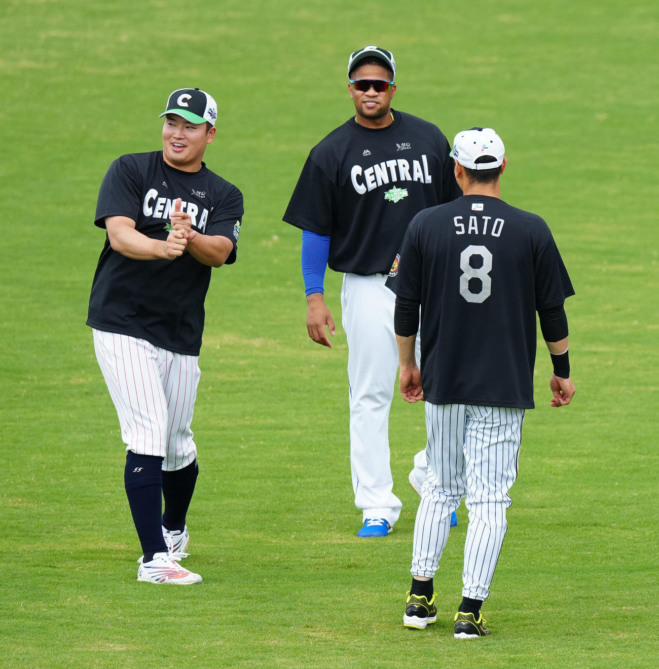 全セ対全パ　試合前、中日ビシエド（中央）、阪神佐藤輝（右）と言葉を交わすヤクルト村上（撮影・江口和貴）