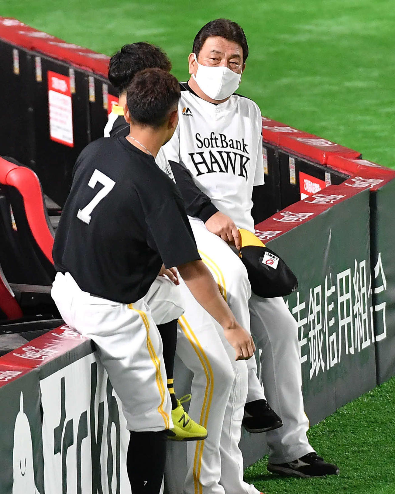 練習に合流した中村晃（手前）と話す藤本監督（撮影・岩下翔太）