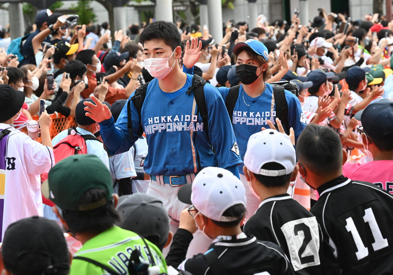 全セ対全パ　ファンの声援に応え入場する日本ハム清宮（左）と伊藤（撮影・前岡正明）
