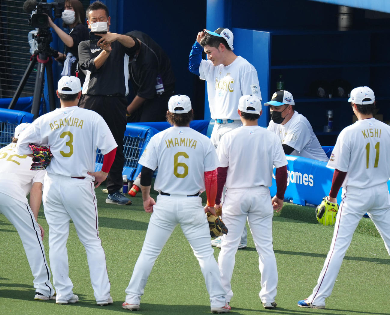 全セ対全パ　試合前、全パのベンチ前で声出しする日本ハム清宮（後方中央）（撮影・江口和貴）