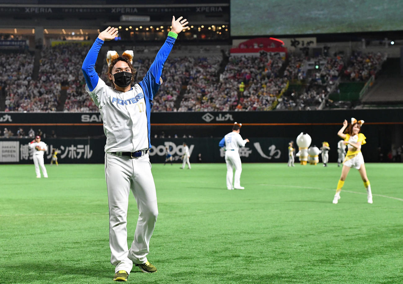 26日、12球団チアガールによるきつねダンスが行われる中、きつね耳をつけて登場した日本ハム伊藤