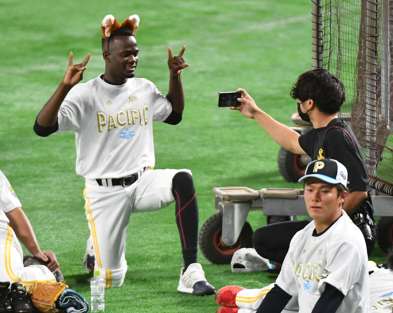 全パ対全セ　きつねダンスの耳をつけて記念撮影するソフトバンクモイネロ（撮影・岩下翔太）