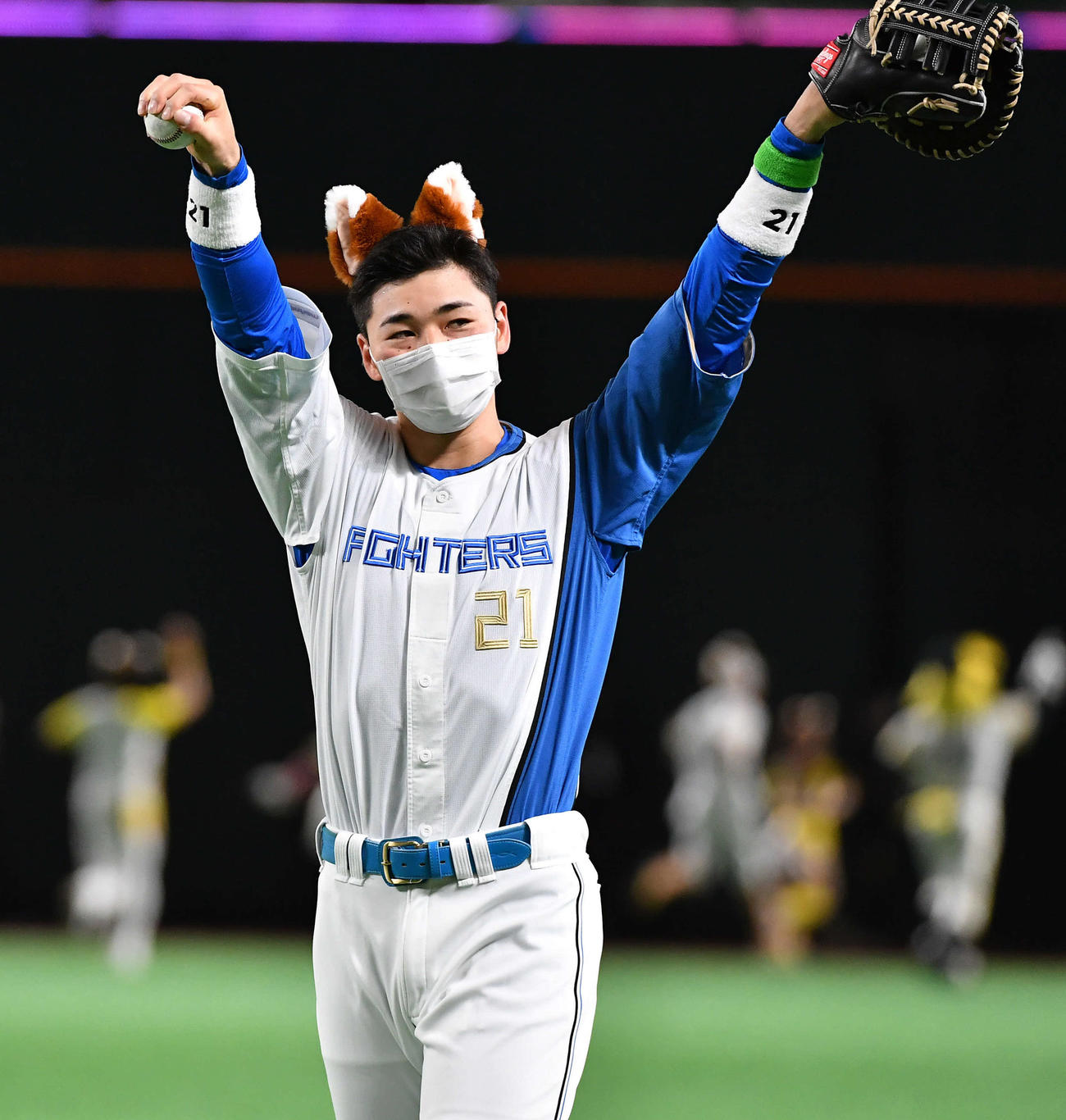 26日、きつねダンスを終えて引き揚げる日本ハム清宮