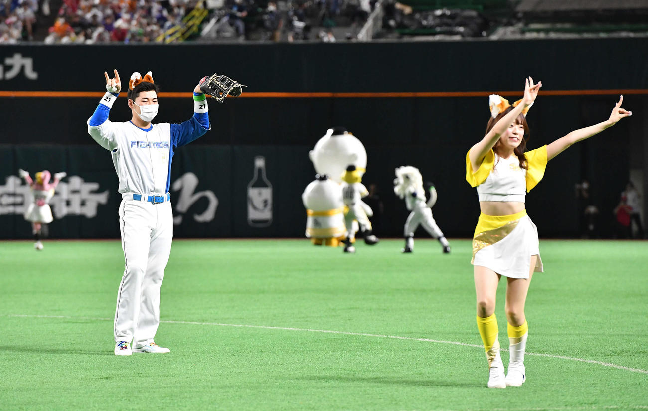 26日、12球団チアガールによるきつねダンスが行われ、ダンスに参加する日本ハム清宮