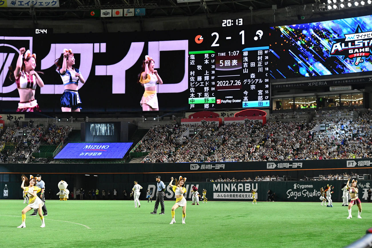 26日、全パ対全セ　4回裏終了後、12球団チアガールによるきつねダンスが行われる