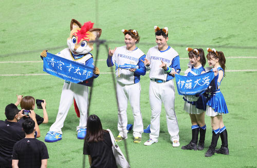 26日の試合後、きつねポーズで記念撮影する日本ハムの伊藤（中央左）と清宮（同右）