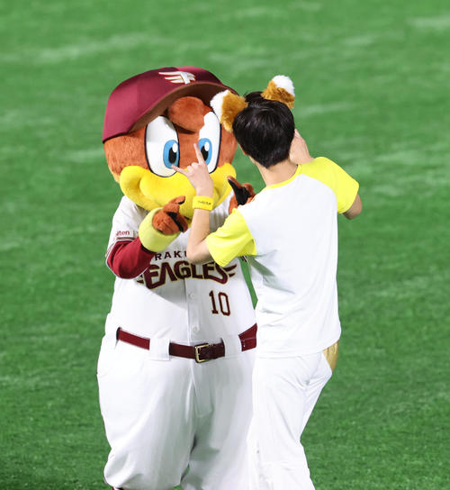 26日、きつねダンスで盛り上げる各球団のチアとマスコット