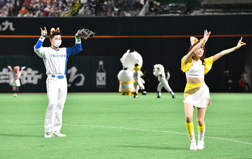 26日、12球団チアガールによるきつねダンスが行われ、ダンスに参加する日本ハム清宮