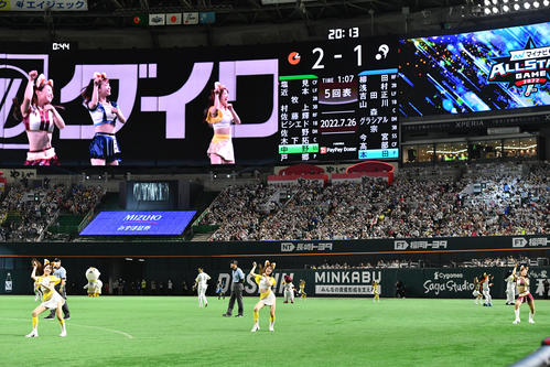 26日、全パ対全セ　4回裏終了後、12球団チアガールによるきつねダンスが行われる