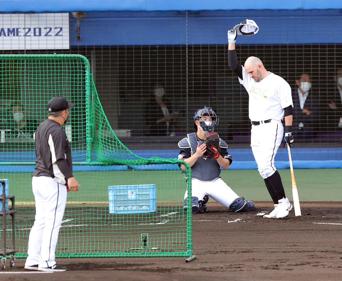 全セ対全パ　本塁打競争決勝で、4本目の本塁打を決め帽子を取ってあいさつするロッテレアード（撮影・浅見桂子）