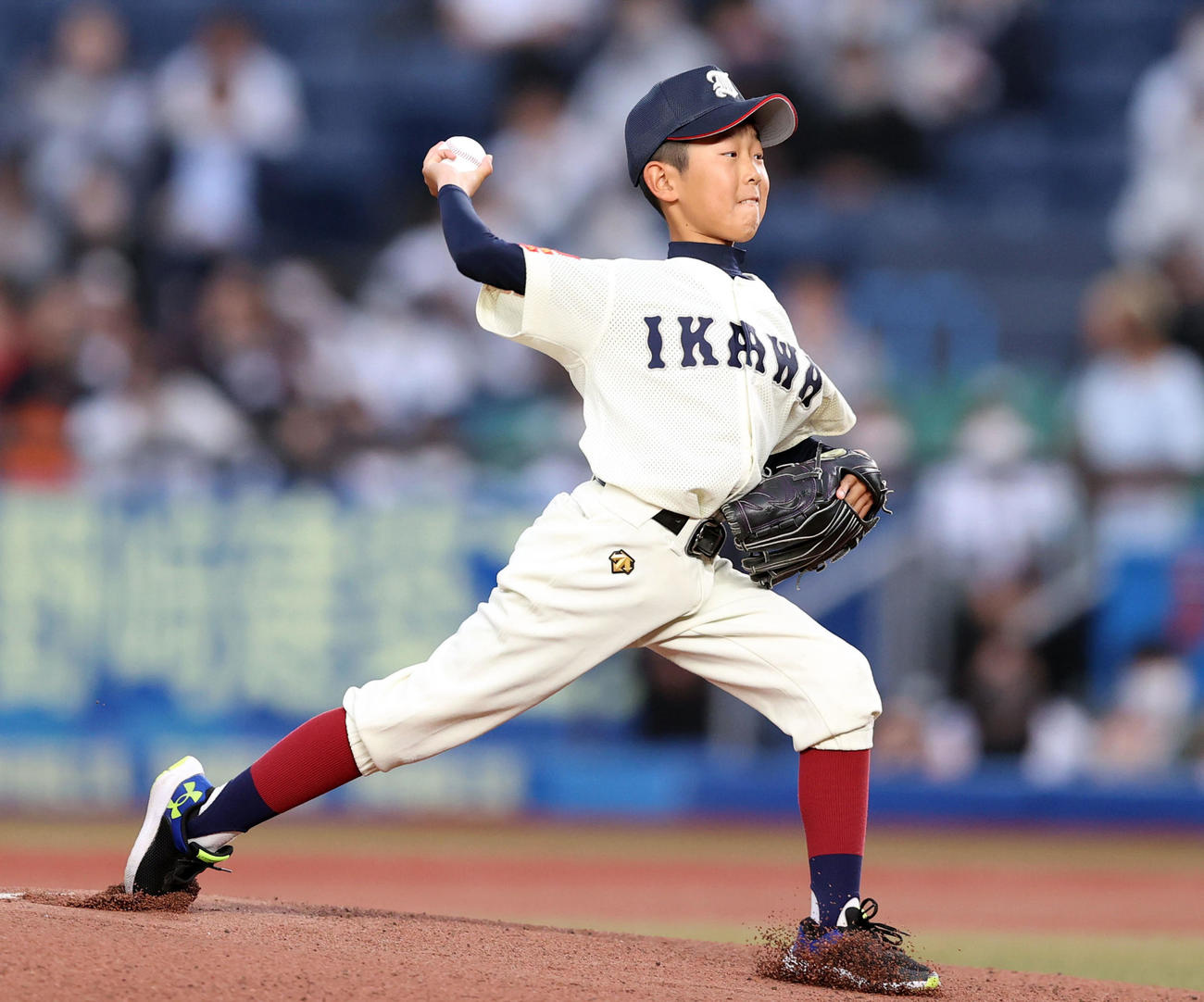 6月7日、交流戦・ロッテ－中日戦で始球式を務めるロッテ佐々木朗が小学生時代に所属していた猪川野球クラブの千葉恭佑くん