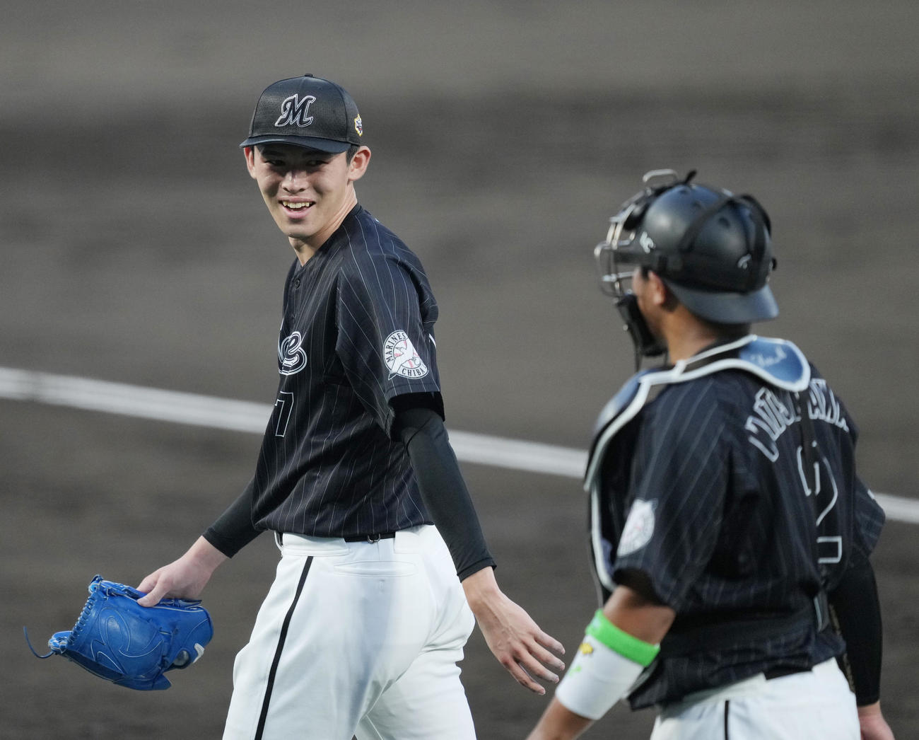 全セ対全パ　1回の投球を終え、笑顔で捕手松川（右）と話す佐々木朗（撮影・菅敏）