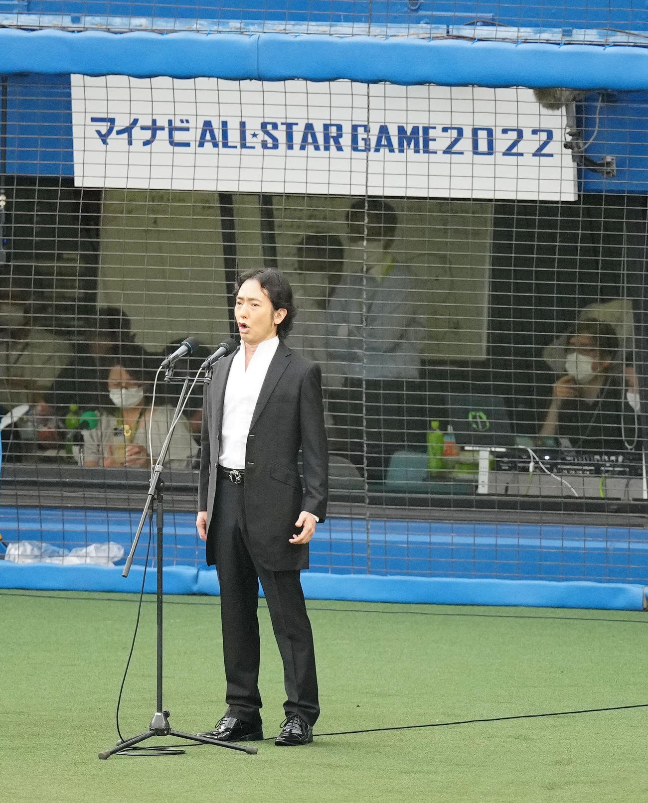 全セ対全パ　試合前、君が代独唱する秋川雅史氏（撮影・江口和貴）