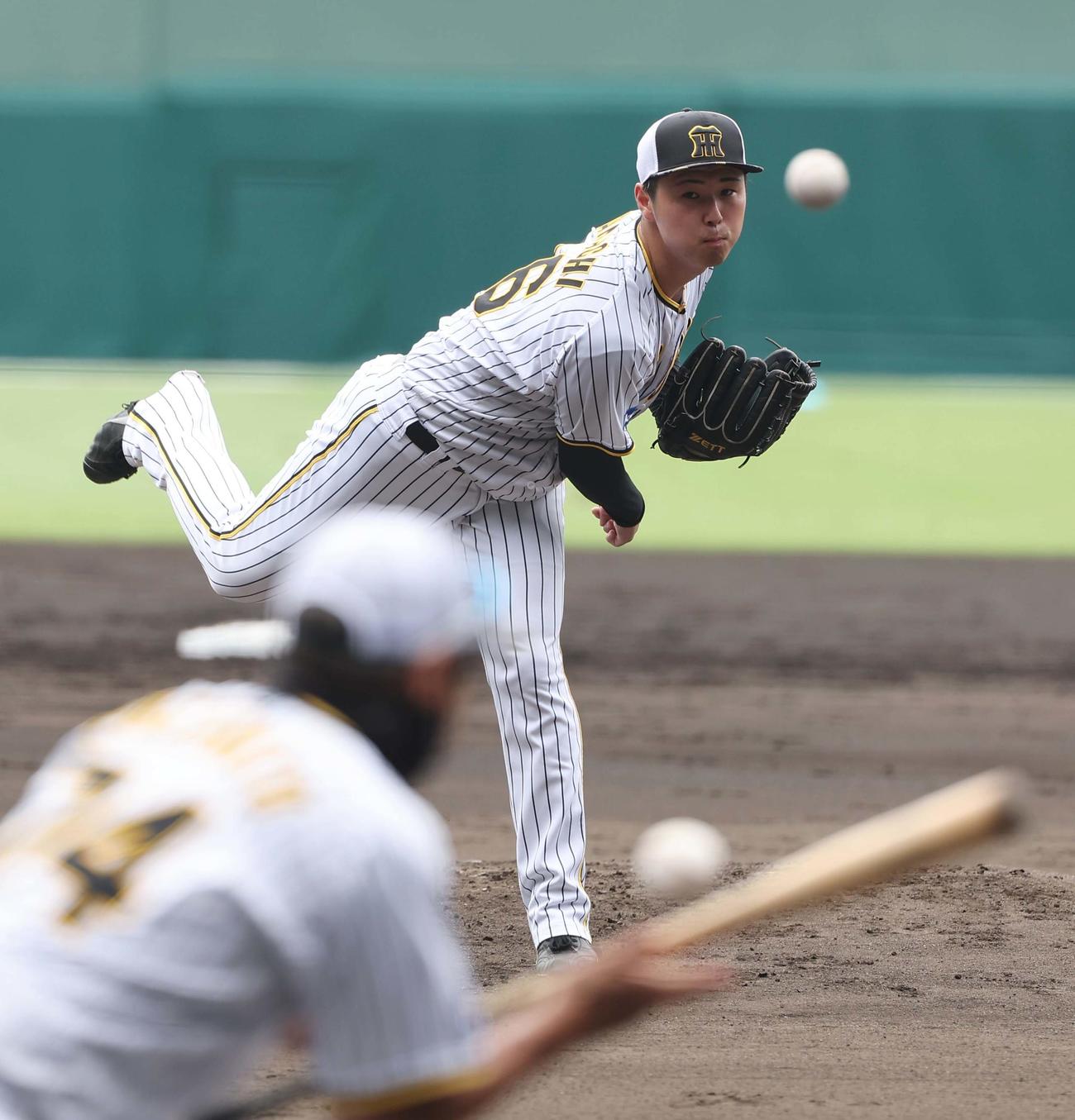 浜地は投内連係プレーの練習をする（撮影・上田博志）