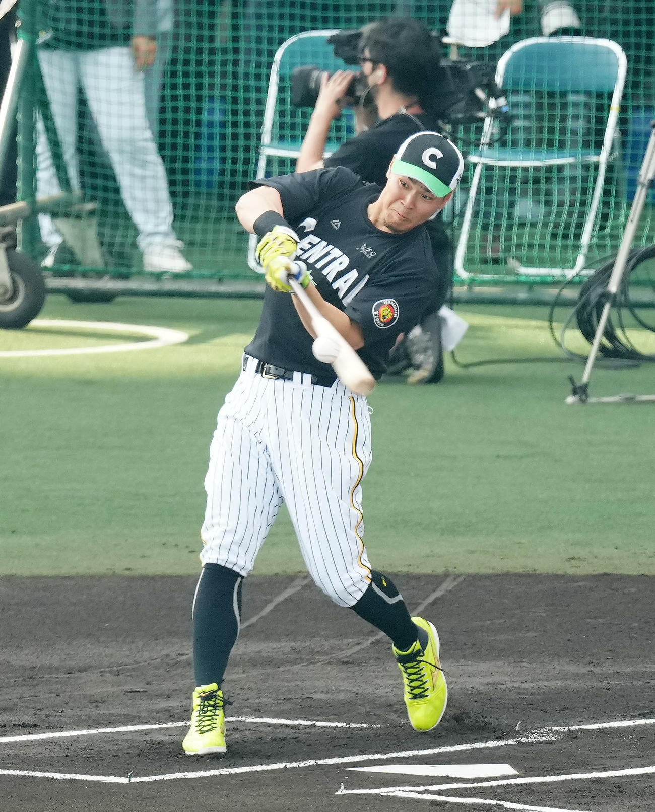 全セ対全パ　試合前、ホームランダービー準々決勝で柵越えする阪神佐藤輝（撮影・江口和貴）