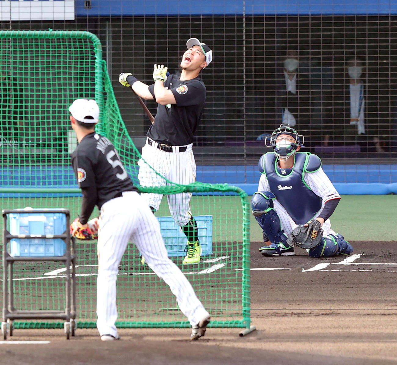 全セ対全パ　本塁打競争準々決勝で、ボールが入らず雄たけびを上げる阪神佐藤輝（撮影・浅見桂子）