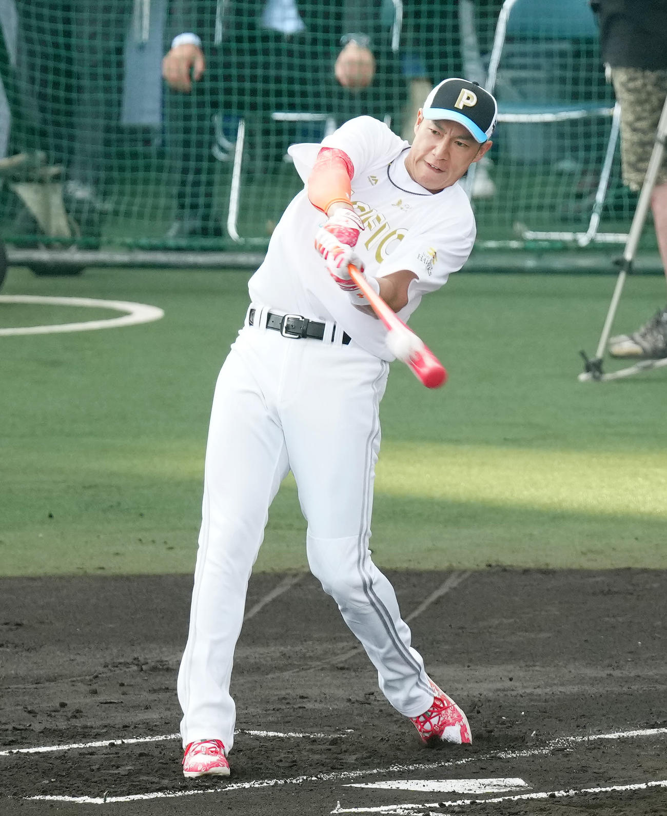 全セ対全パ　ホームランダービー決勝、柵越えするソフトバンク柳田（撮影・江口和貴）