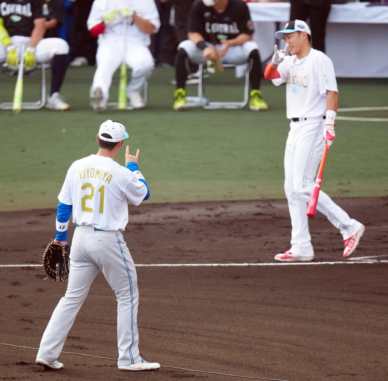 全セ対全パ　ホームランダービー決勝後、ソフトバンク柳田（後方）ときつねポーズを見せる日本ハム清宮（撮影・江口和貴）