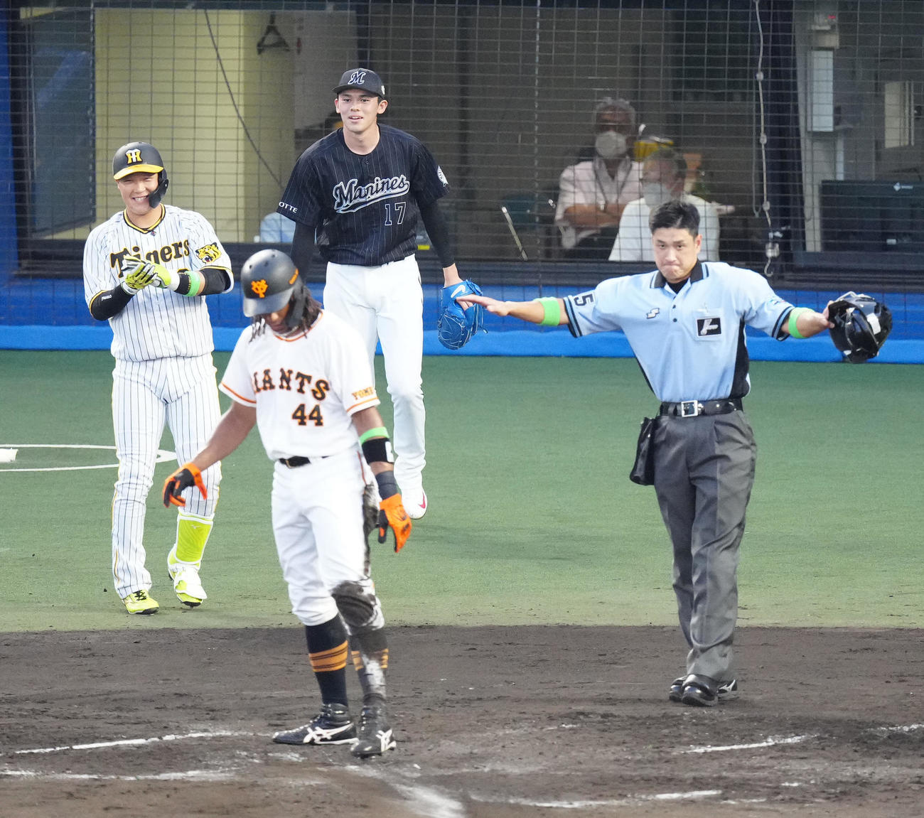 全セ対全パ　1回裏全セ1死満塁、佐藤輝に先制犠飛を浴びた佐々木朗（後方）（撮影・江口和貴）