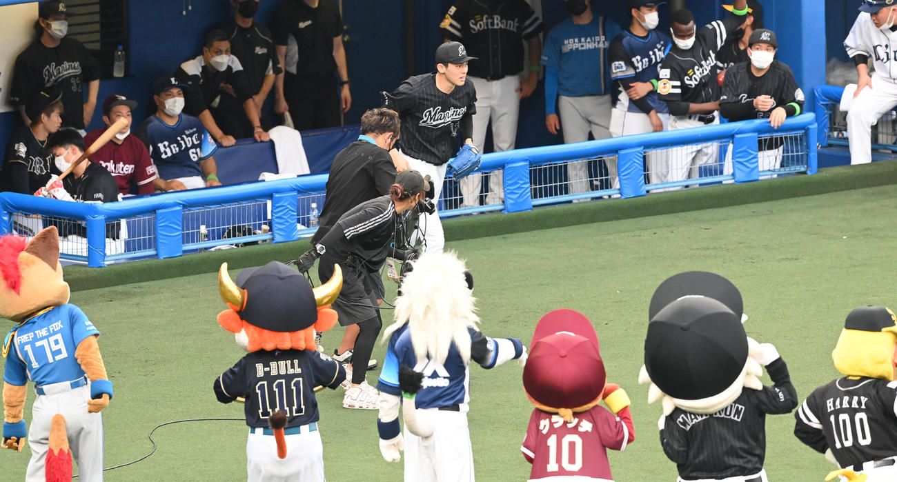 全セ対全パ　1回、パ・リーグ各球団マスコットの声援を受けマウンドに向かう全パ先発のロッテ佐々木朗（撮影・前岡正明）