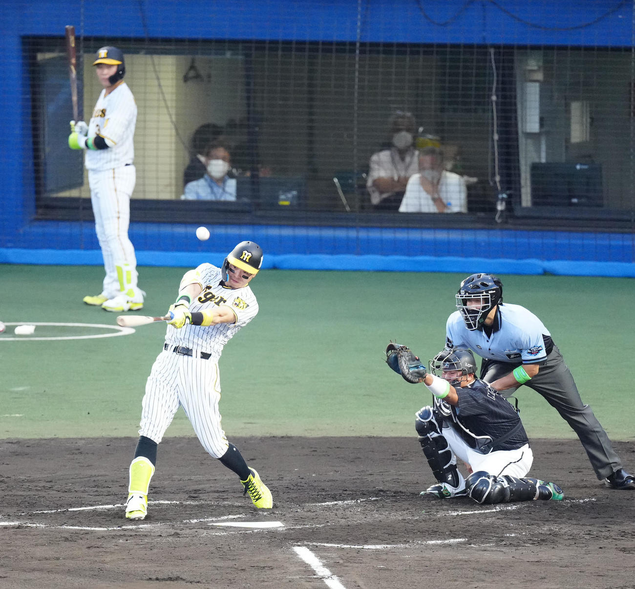 全セ対全パ　1回裏全セ1死満塁、先制となる左犠飛を放つ佐藤輝（撮影・江口和貴）