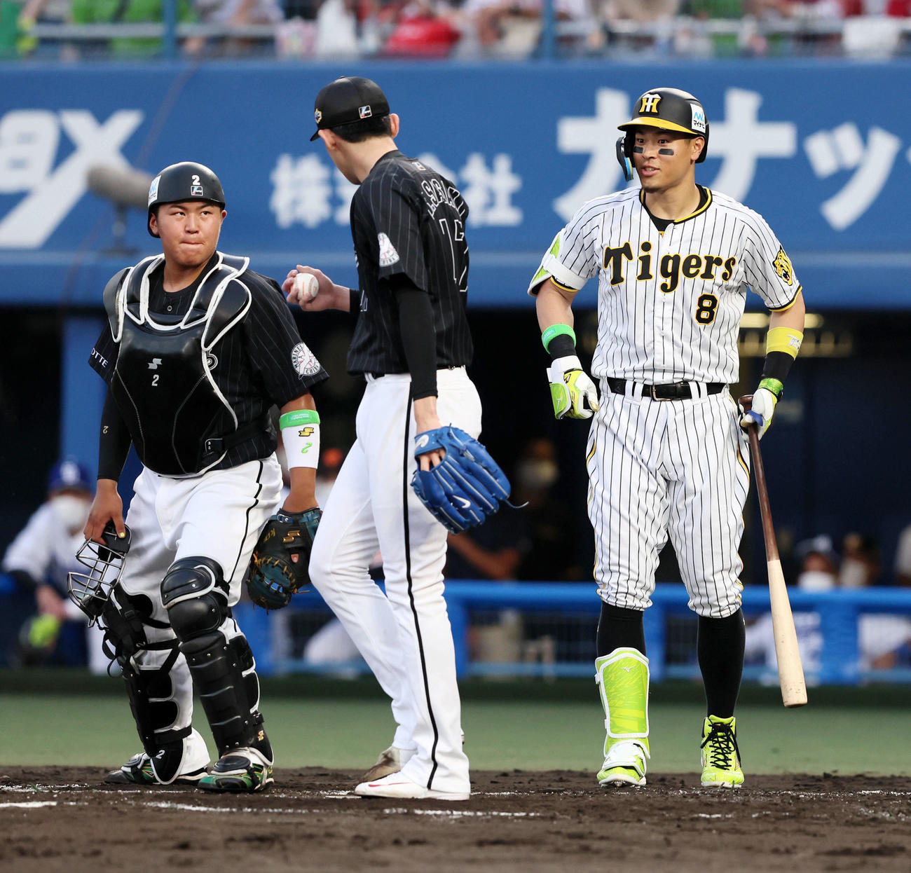全セ対全パ　1回裏全セ1死満塁、佐藤輝（右）は打席に入る前、佐々木朗（中央）に声をかける（撮影・加藤哉）