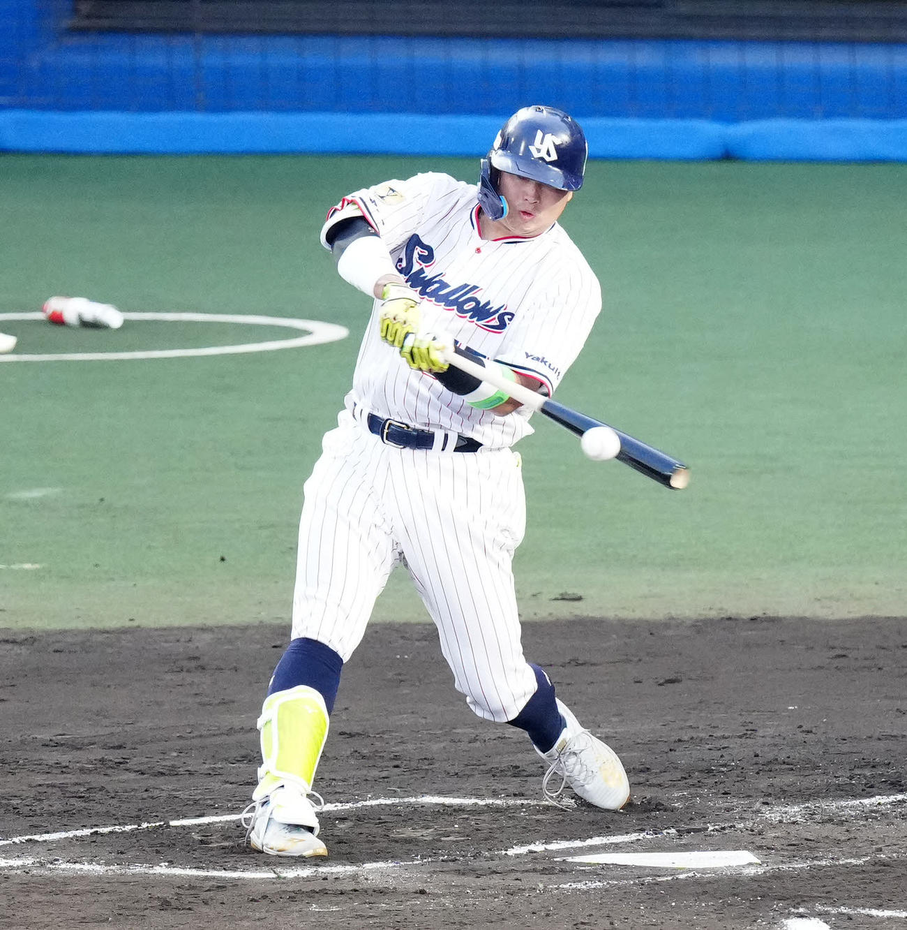 全セ対全パ　1回裏全セ1死一、二塁、中前打を放つ村上（撮影・江口和貴）