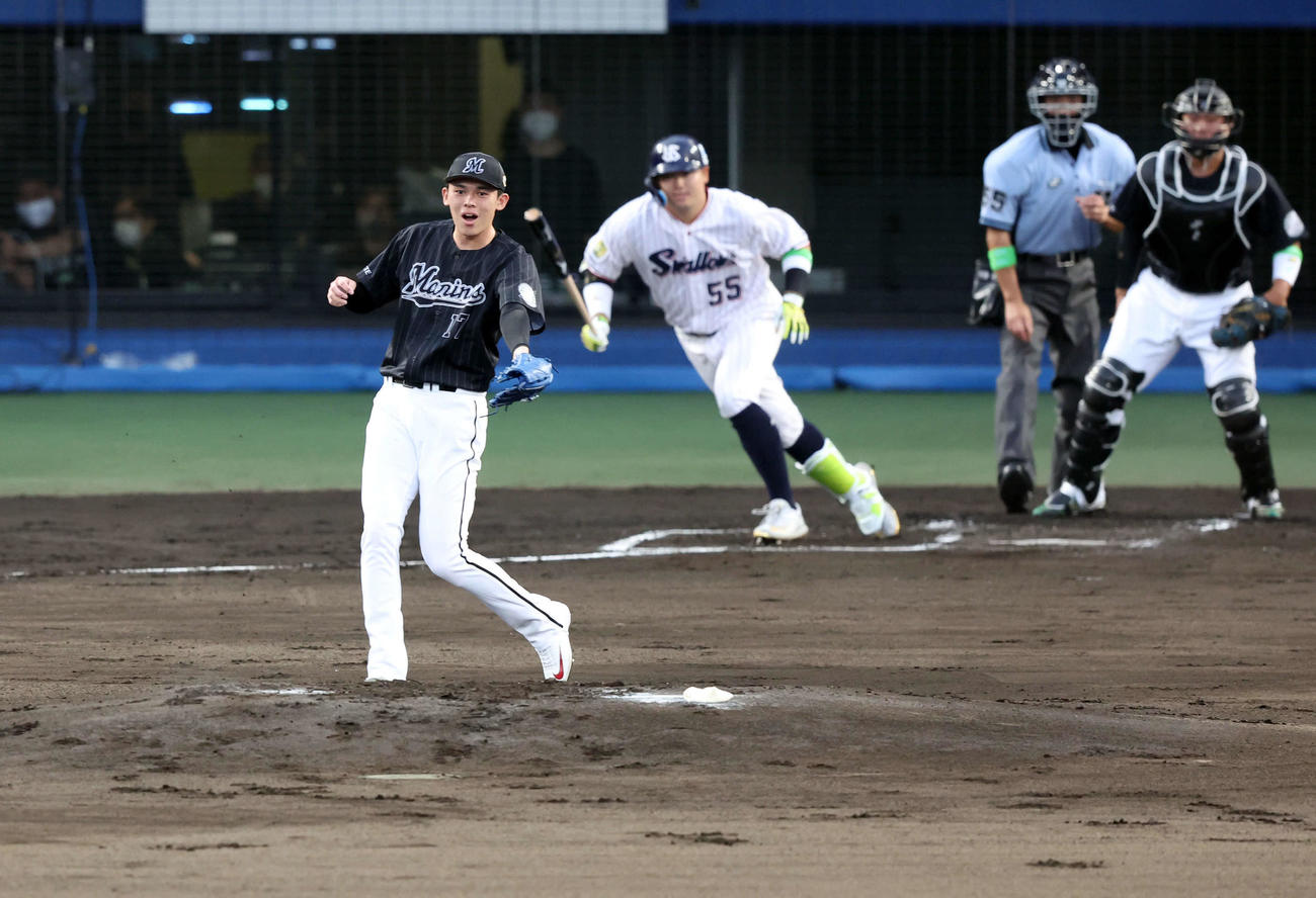 全セ対全パ　1回裏全セ1死1死一、二塁、村上に中前打を許し、打球を見つめる佐々木朗（撮影・浅見桂子）