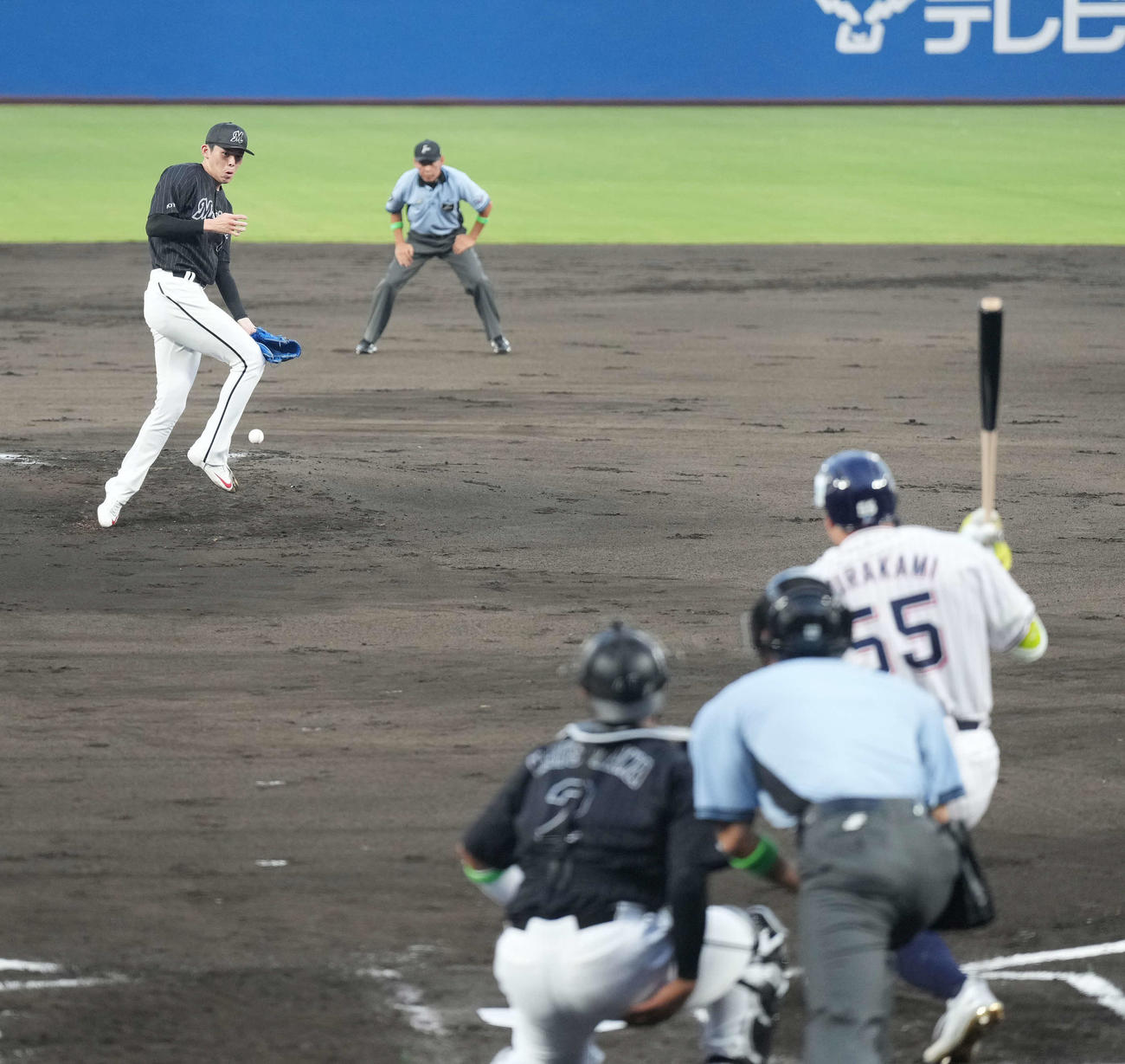 全セ対全パ　1回裏全セ1死一塁、村上に中前打を浴びる佐々木朗（撮影・菅敏）