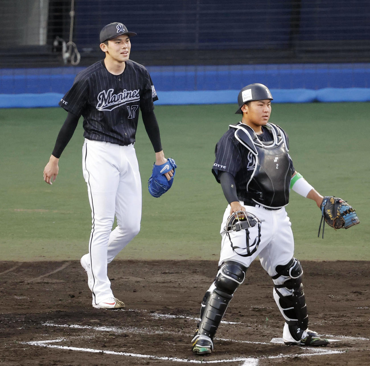 1回、1死満塁のピンチを招いた全パ先発の佐々木朗（左）と捕手松川のバッテリー（共同）
