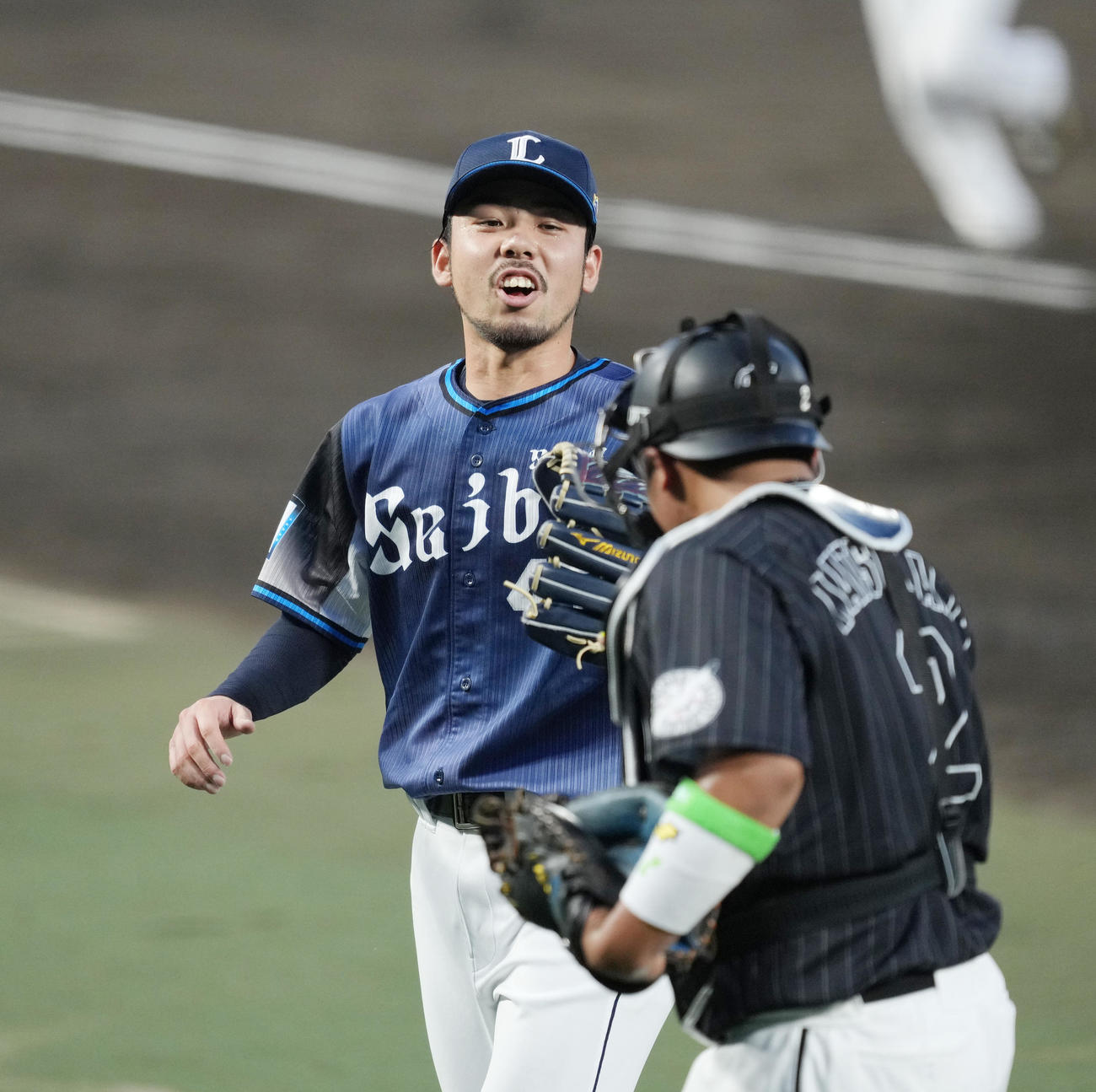 全セ対全パ　2回、2番手の本田は、この回を投げ終え、松川（手前）に迎えられる（撮影・菅敏）