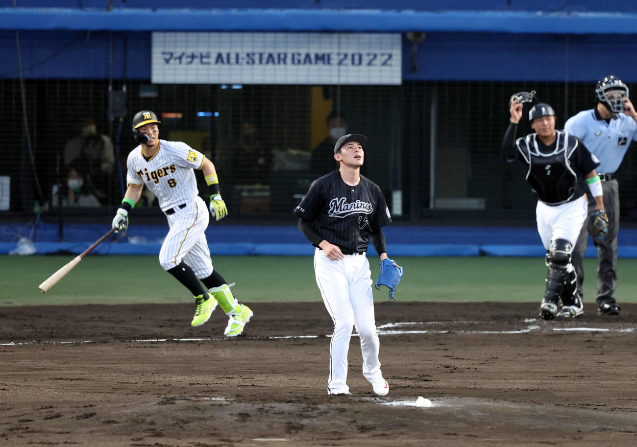 全セ対全パ　1回裏全セ1死1死満塁、佐藤輝（左）に先制左犠飛を許し、打球を見つめる佐々木朗（撮影・浅見桂子）