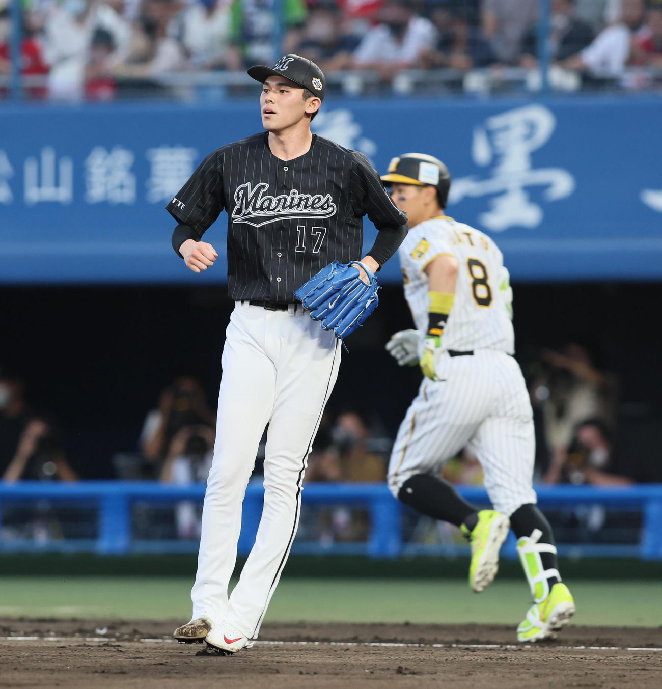 全セ対全パ　1回裏全セ1死満塁、佐々木朗（手前）は佐藤輝に先制の左犠飛を浴びる（撮影・加藤哉）