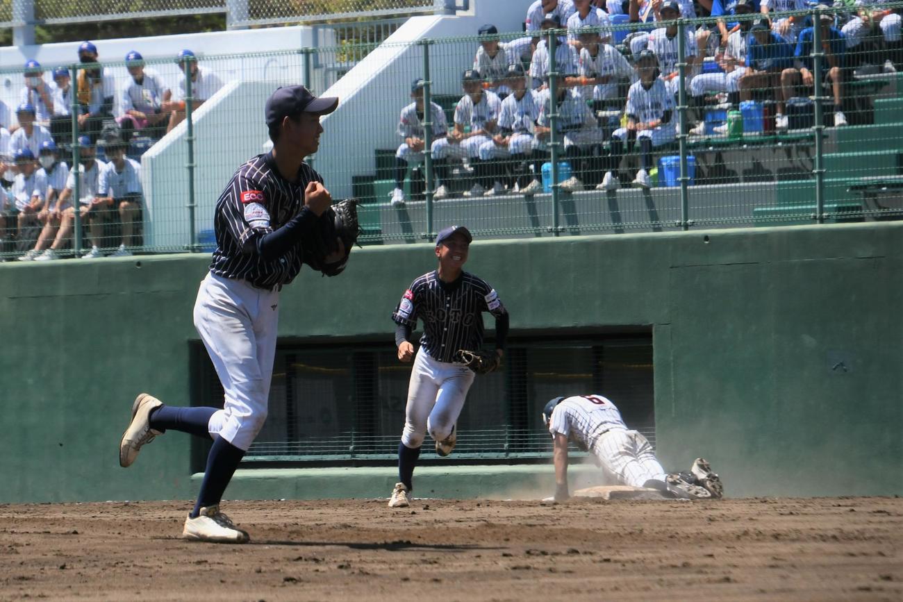 江東ライオンズの谷津は最後の打者を遊ゴロに仕留めガッツポーズ。一塁手は沓澤