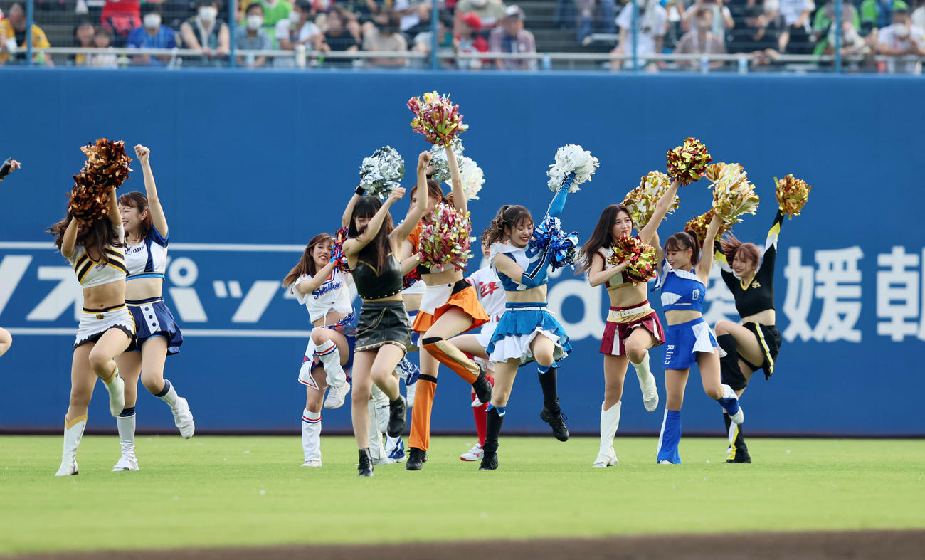 全セ対全パ　試合前にダンスを披露するマスコットガールたち（撮影・加藤哉）