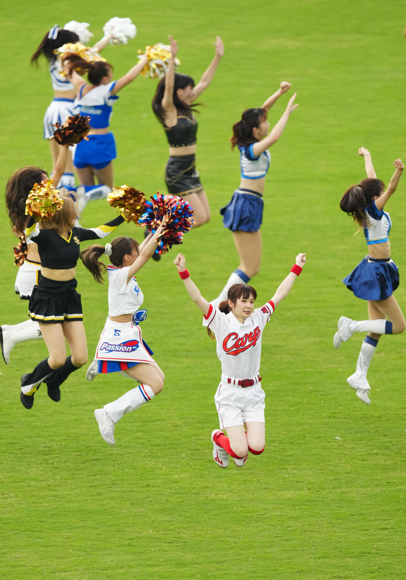 全セ対全パ　試合前、パフォーマンスする広島のホームランガール（手前）ら（撮影・江口和貴）