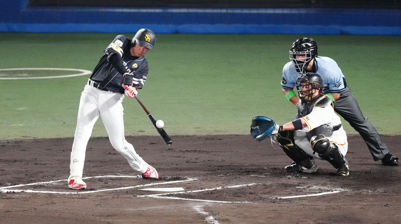全セ対全パ　6回表全パ1死、左越え勝ち越しソロ本塁打を放つ柳田（撮影・江口和貴）