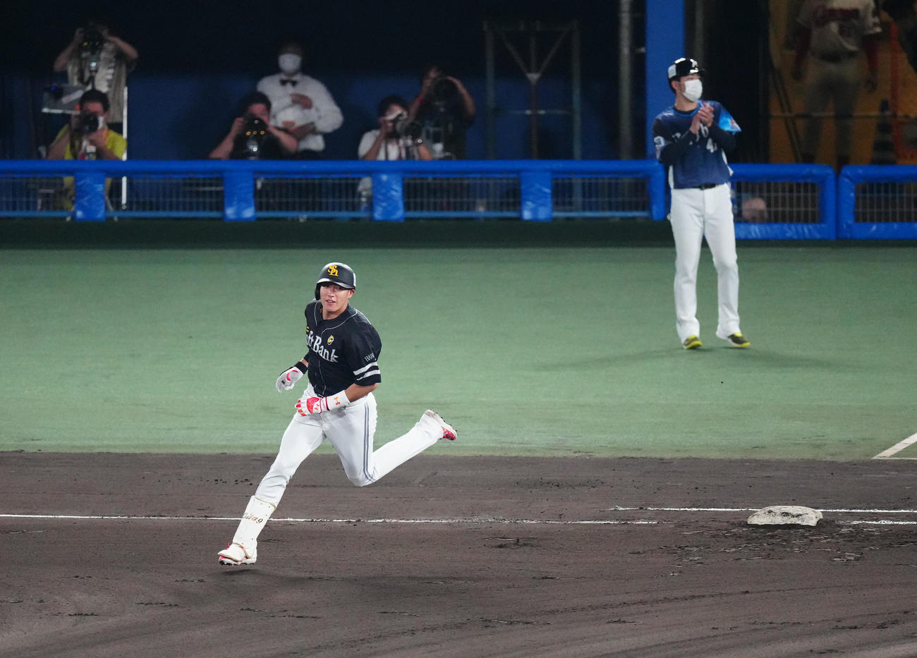 全セ対全パ　6回表全パ1死、左越え勝ち越しソロ本塁打を放った柳田（撮影・江口和貴）