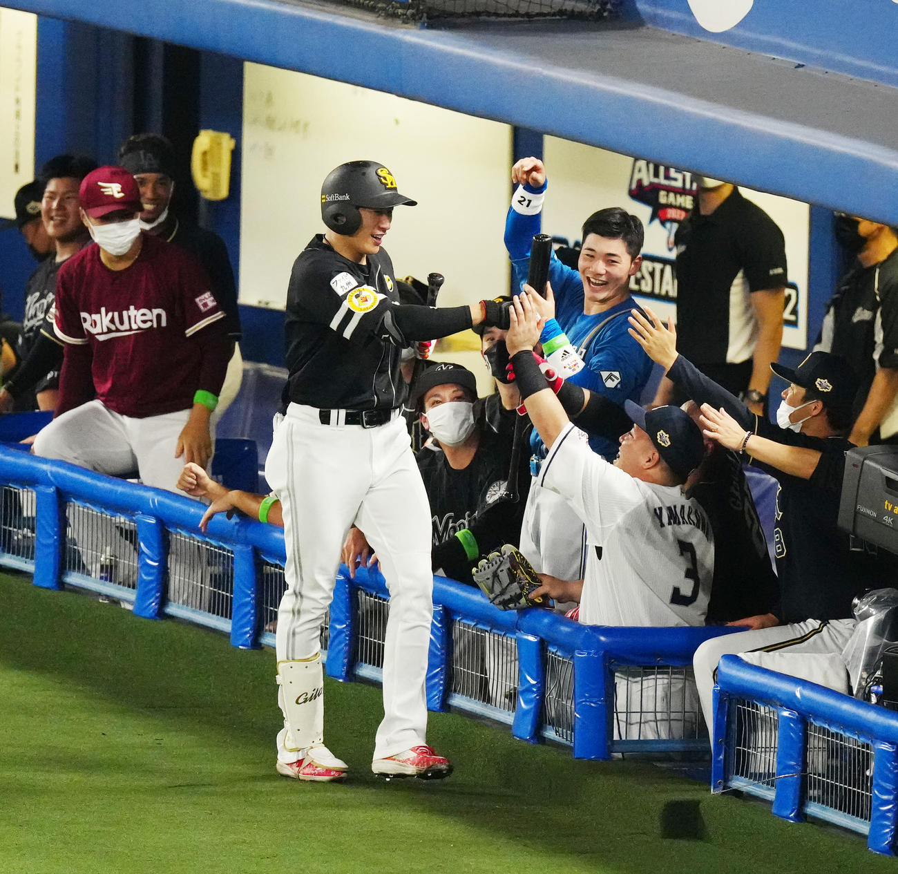 全セ対全パ　6回表全パ1死、左越えソロ本塁打を放ち、ナインに迎えられる柳田（左）（撮影・江口和貴）