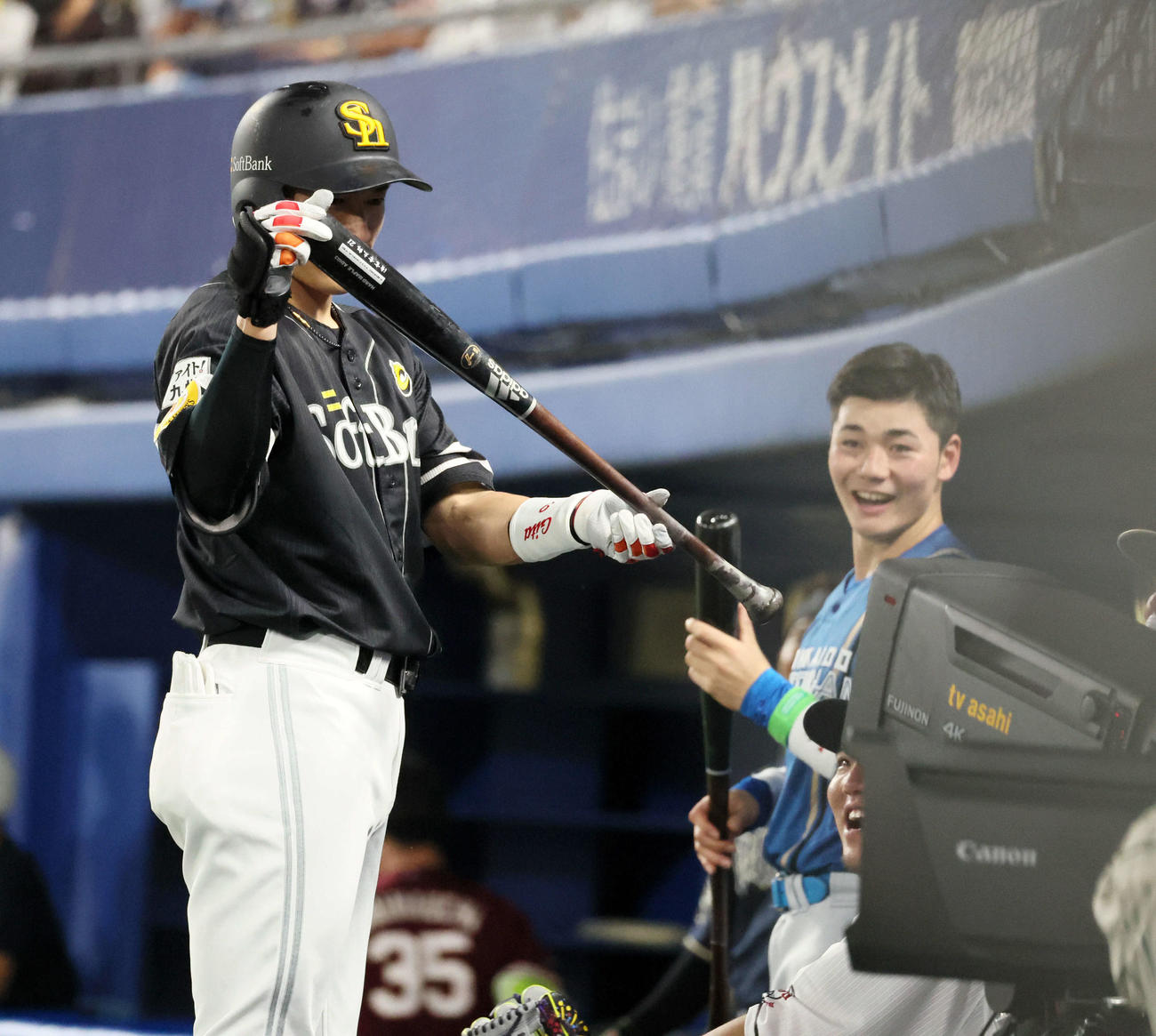 全セ対全パ　6回表全パ1死、柳田（左）は左越えソロ本塁打を放ち清宮（右）のバットをTVカメラにアピールする（撮影・加藤哉）