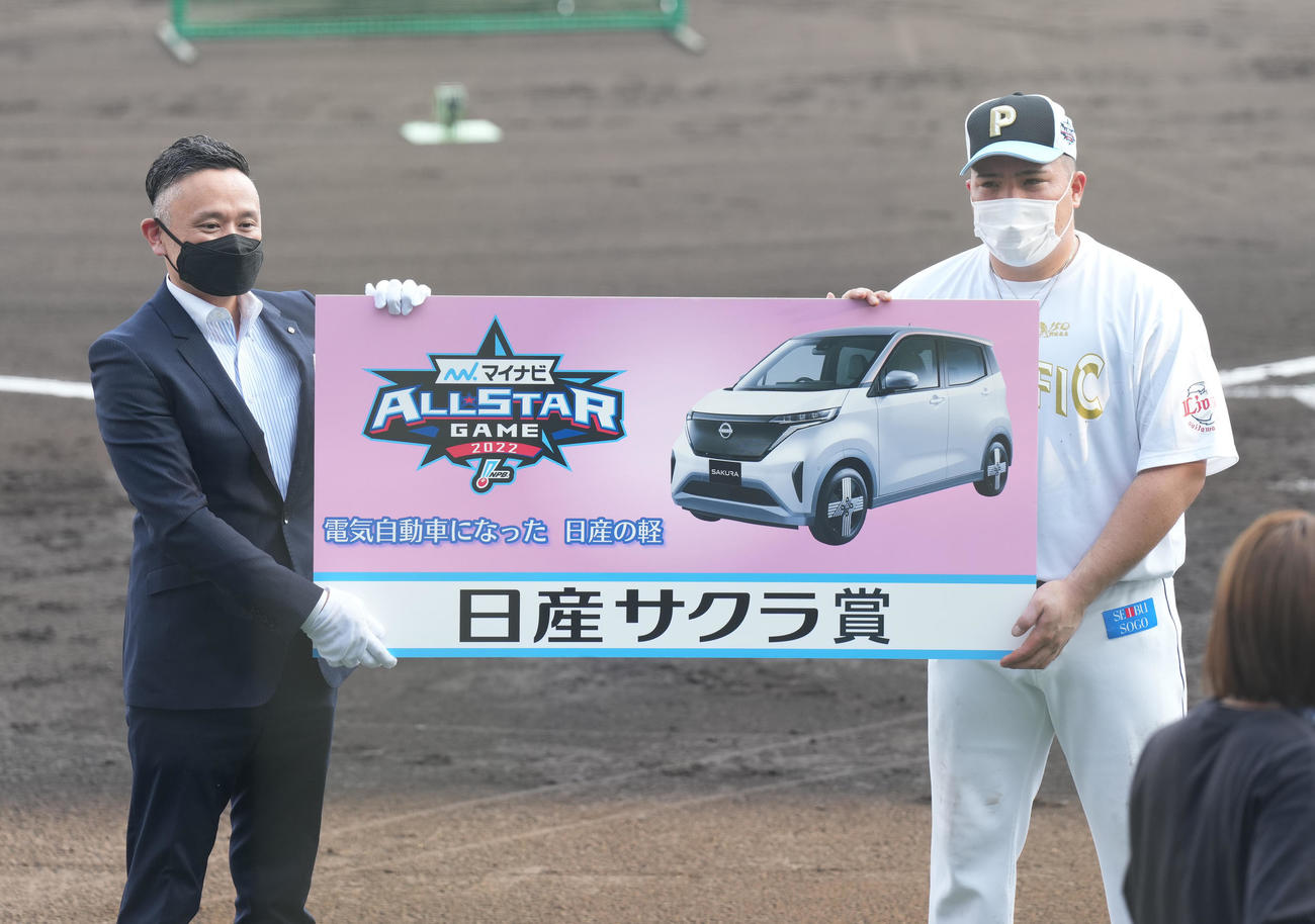 全セ対全パ　日産サクラ賞を受賞し、日産自動車株式会社日本マーケティング本部ディビジョンゼネラルマネージャーの増田氏（左）から表彰される山川（撮影・菅敏）