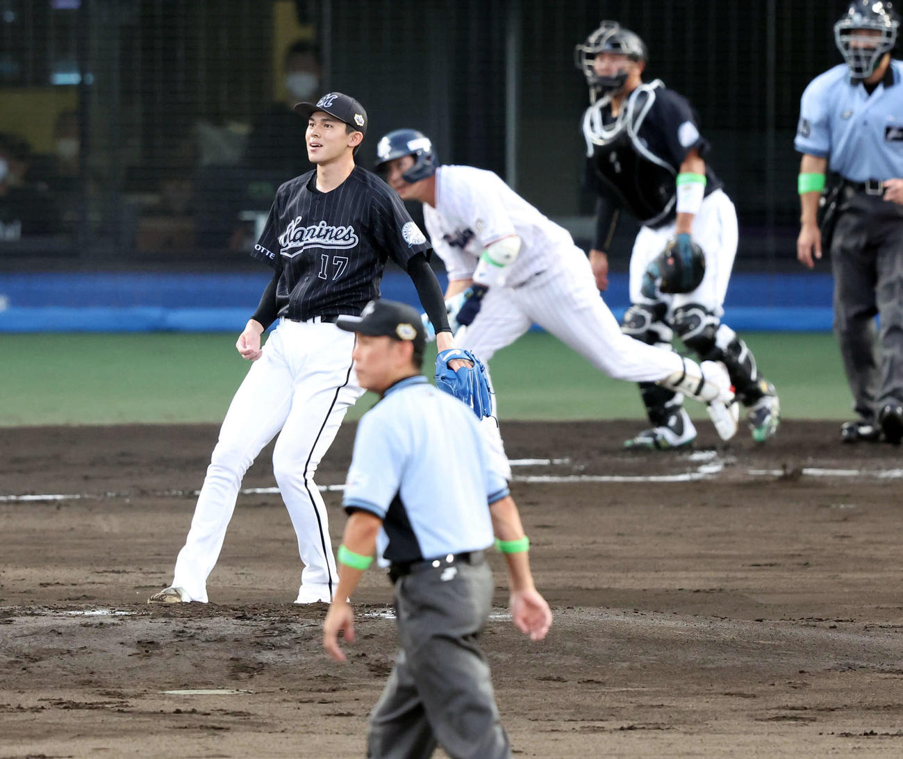 全セ対全パ　1回裏全セ1死一塁、山田に右前打を許し打球を見る佐々木朗（撮影・浅見桂子）