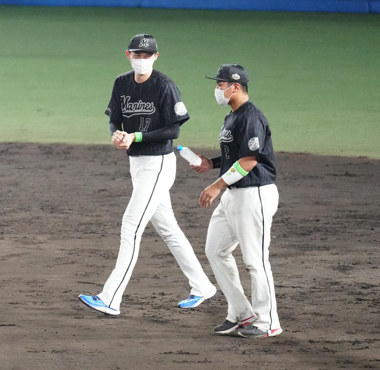 全セ対全パ　9回裏全セ2死、投手交代でマウンドに向かう佐々木朗（左）と松川（撮影・江口和貴）