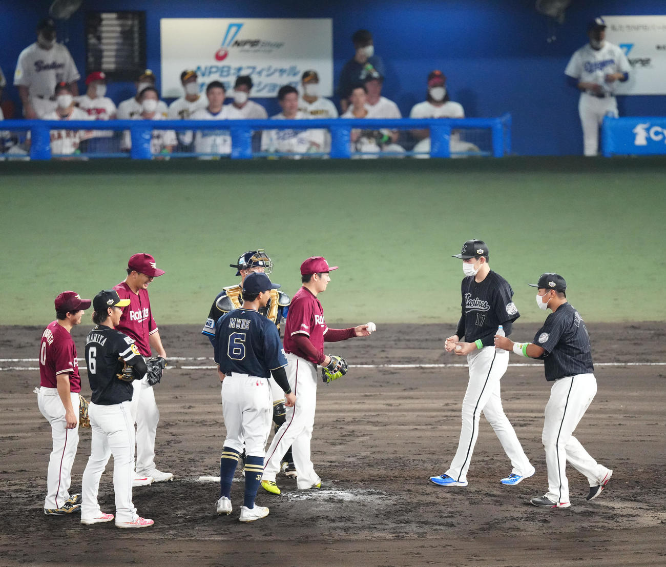 全セ対全パ　9回裏全セ2死、投手交代で松井（右から3人目）からボールを受け取る佐々木朗。右端は松川（撮影・江口和貴）