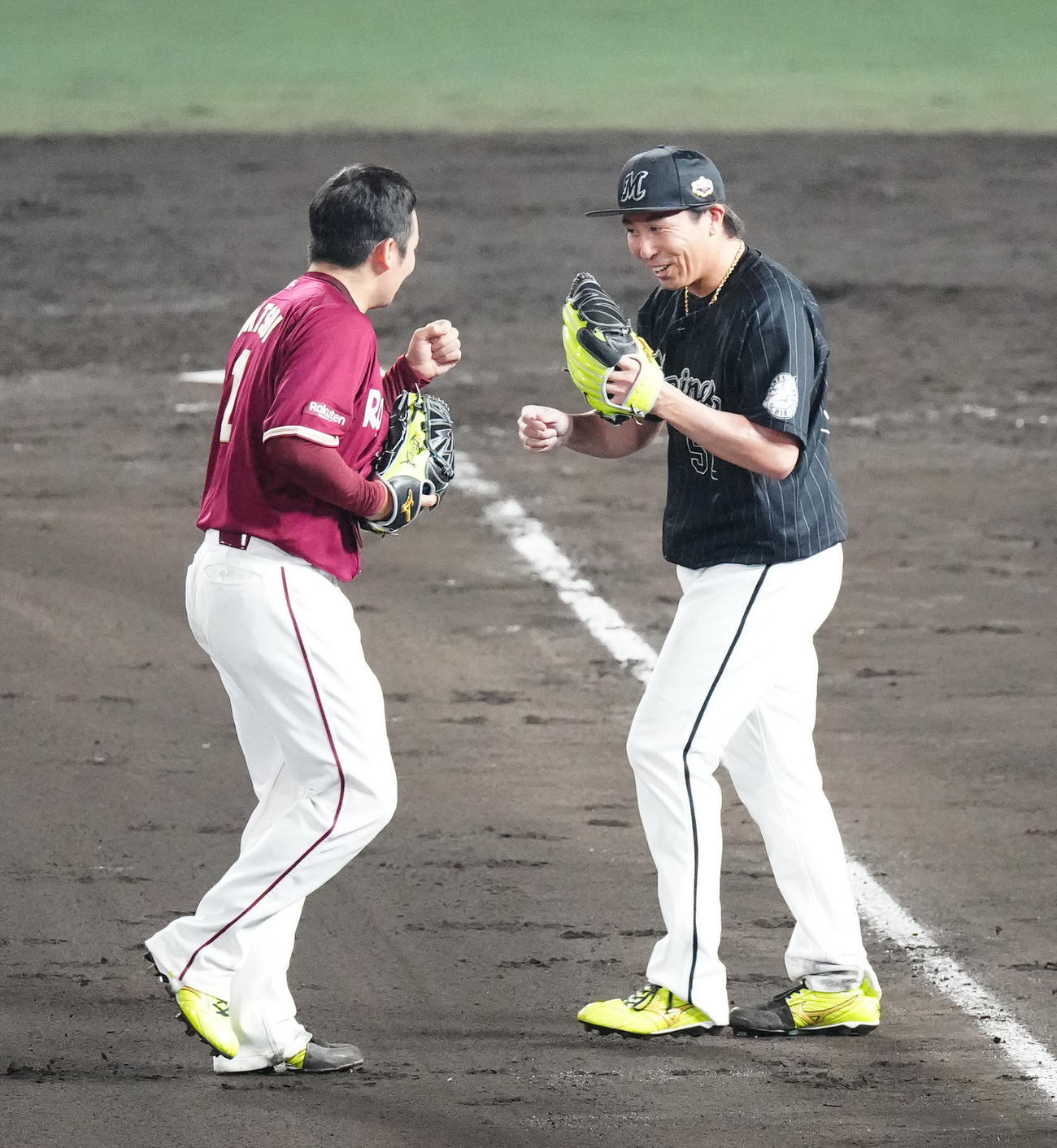 全セ対全パ　9回裏全セ2死、継投で交代する松井（左）と益田（撮影・江口和貴）