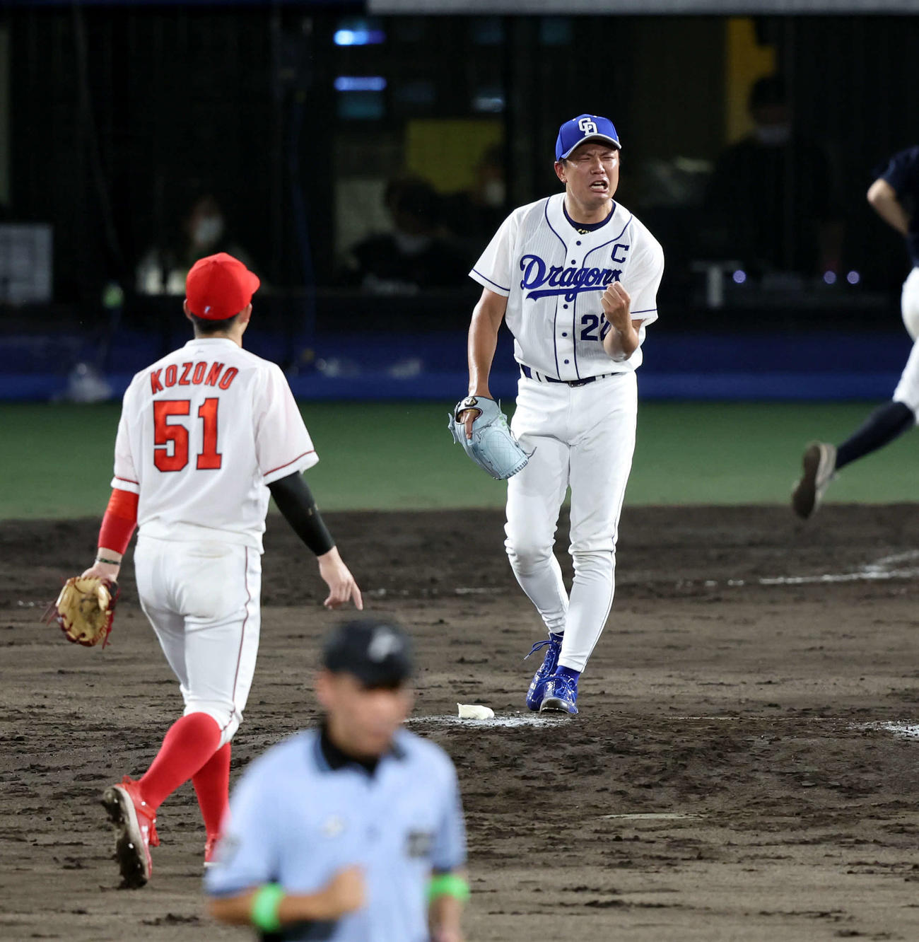 全セ対全パ　4回表全パ2死、高部の打球をウォーカーが好捕し、こぶしを握る大野（撮影・浅見桂子）